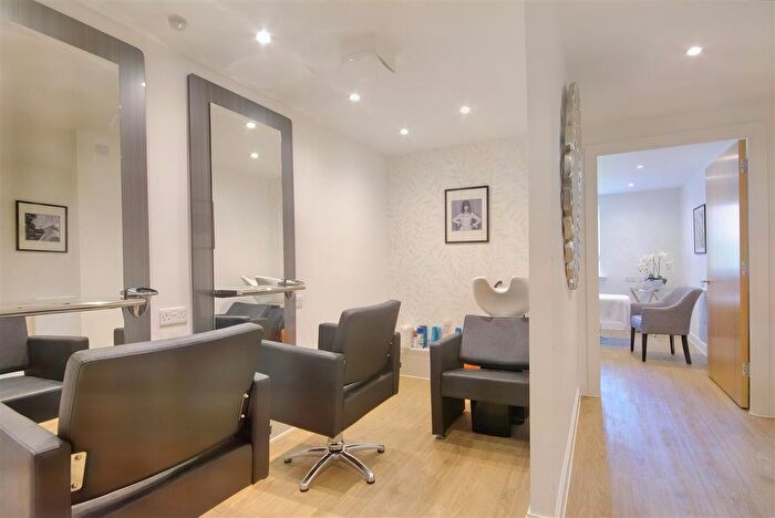 2 Bedroom Flat For Sale In Studio Way, Borehamwood, WD6