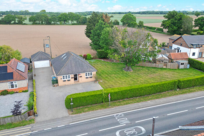 3 Bedroom Chalet For Sale In The Heath, Tattingstone, Ipswich, IP9