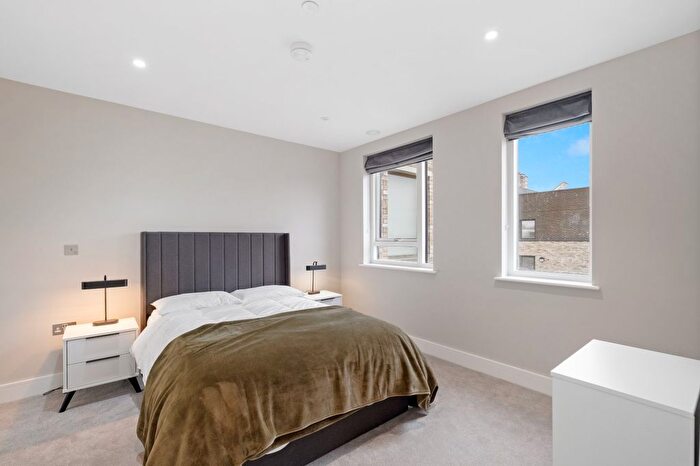 2 Bedroom Flat To Rent In Hyde Apartments, Hyde Lane, SW11