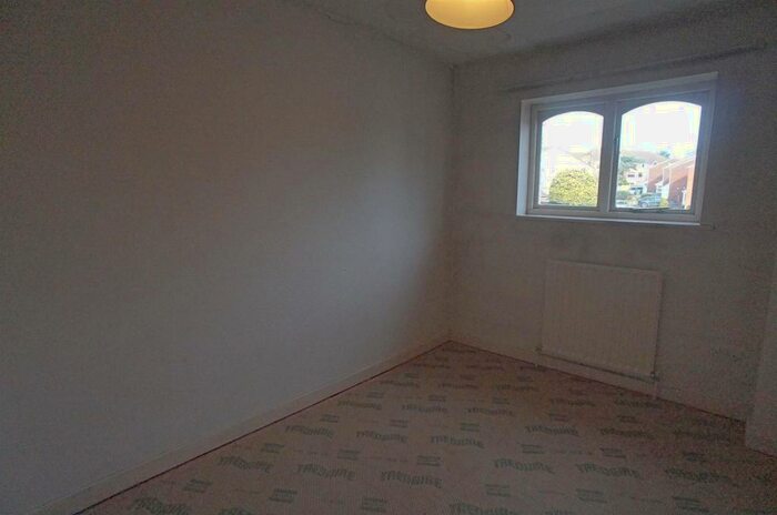 2 Bedroom House For Sale In Greenbank Close, North Chingford, E4