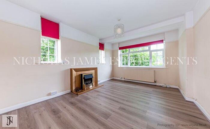 2 Bedroom Flat To Rent In Grosvenor Court, Southgate, London, N14
