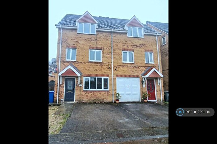 4 Bedroom Semi-Detached House To Rent In Calabria Grove, Barnsley, S70