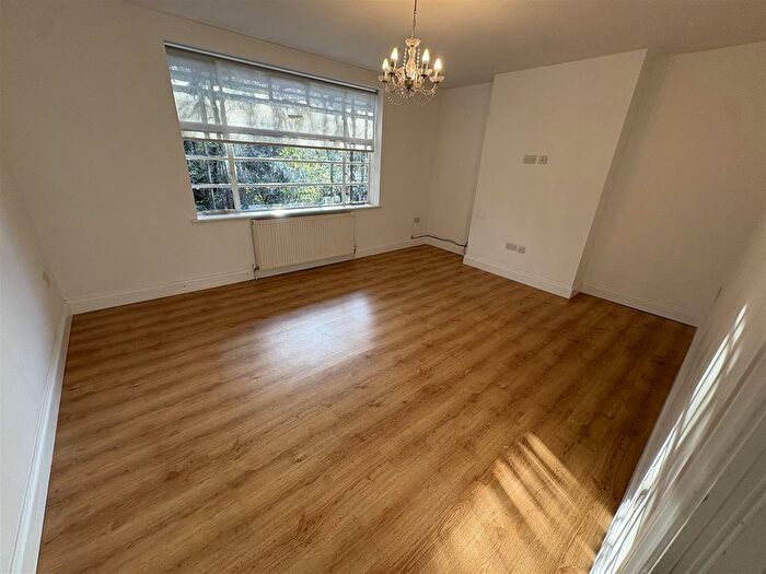 3 Bedroom Flat To Rent In Brookland Rise, Golders Green, London, NW11