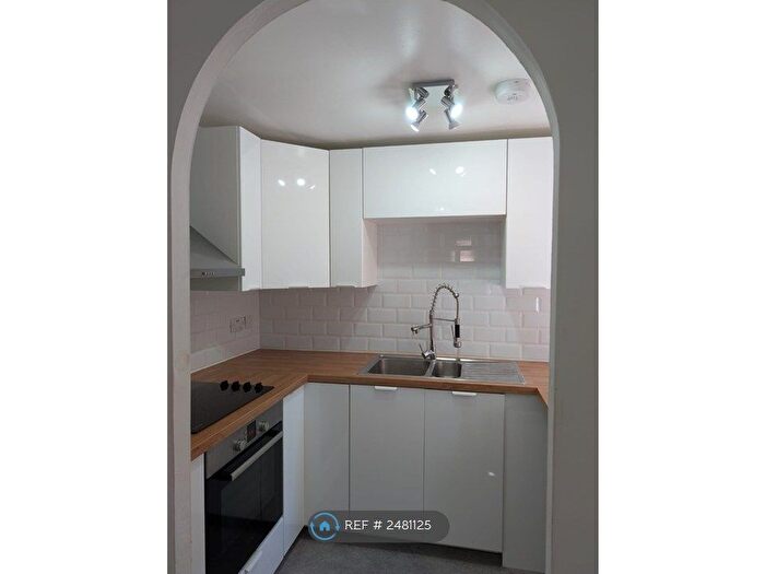 2 Bedroom Flat To Rent In Chandlers Drive, Erith, DA8