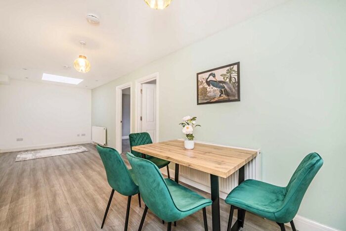 3 Bedroom Flat To Rent In Saxon Drive, London, W3