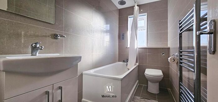 2 Bedroom End Of Terrace House For Sale In Avebury, Slough, SL1