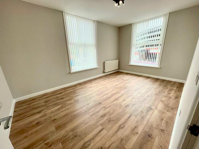 2 Bedroom Flat To Rent In Chester Road, Old Trafford, M16