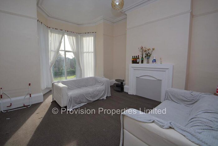 2 Bedroom Flat To Rent In Cliff Road, Woodhouse, Leeds, LS6