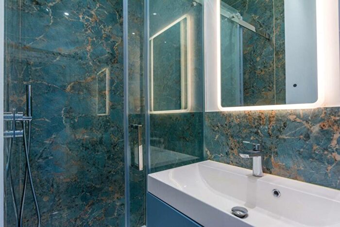 3 Bedroom Flat To Rent In Mortlake High Street, Mortlake, London, SW14