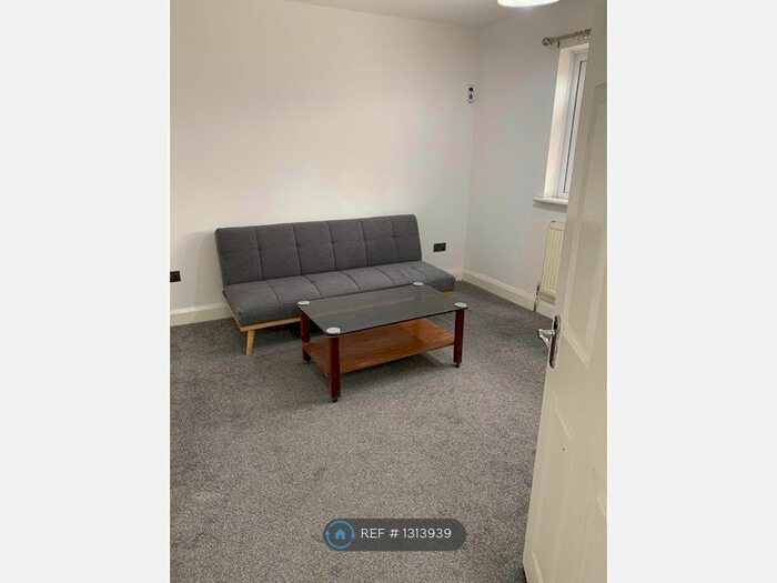 2 Bedroom Flat To Rent In Spring Grove Crescent, Hounslow TW3