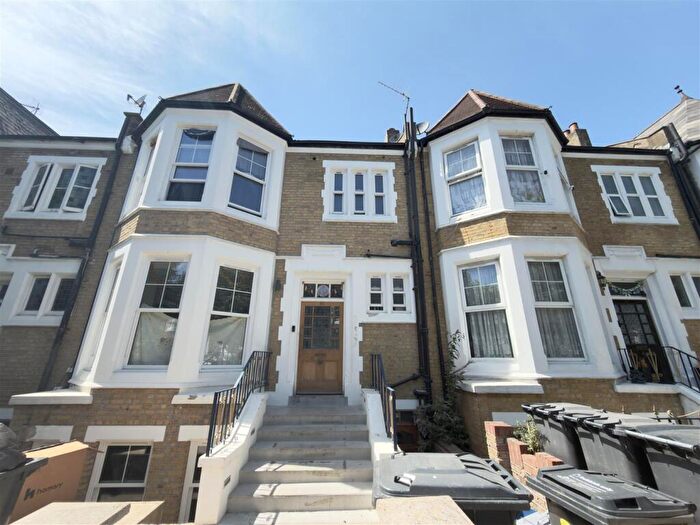 3 Bedroom Apartment To Rent In Kyverdale Road, Stoke Newington, N16
