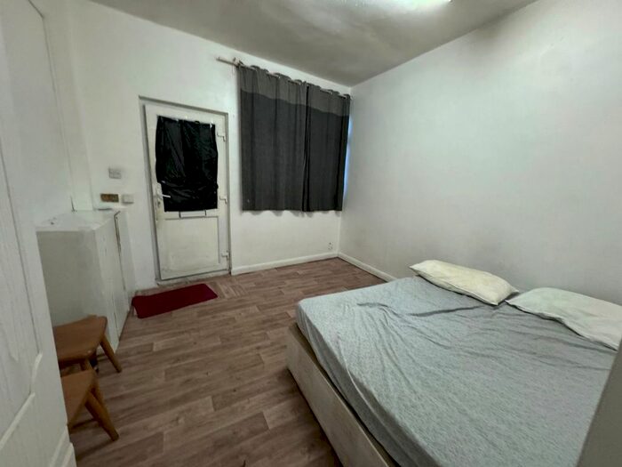 Studio To Rent In Vicarage Road, Leyton, E10