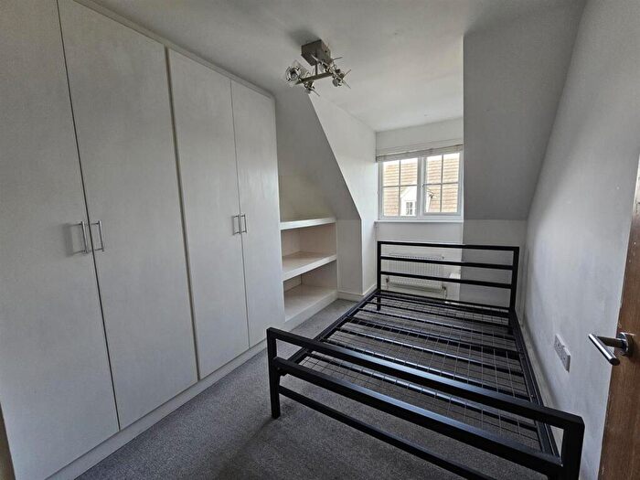 2 Bedroom Apartment To Rent In Sunnymede, Chigwell, IG7