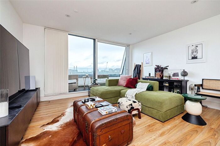 2 Bedroom Flat To Rent In Cornell Square, London, SW8