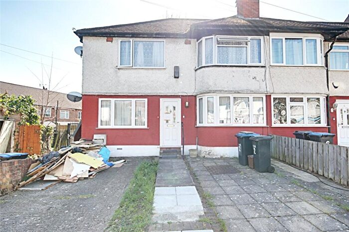 2 Bedroom Maisonette For Sale In Crest Drive, Enfield, EN3