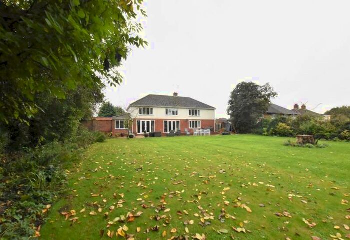 5 Bedroom Detached House For Sale In The Cottage, Trentside, Scunthorpe, Lincolnshire, DN17