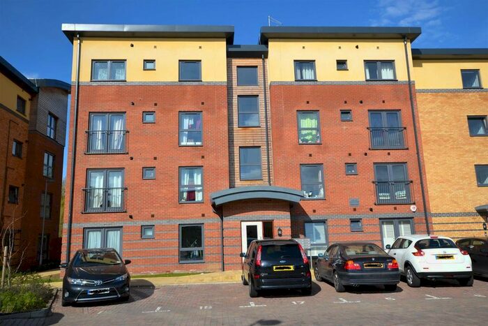 1 Bedroom Flat To Rent In Pratchett Court, Raven Close, Watford, WD18