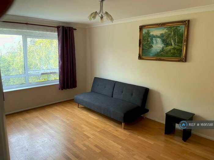 2 Bedroom Flat To Rent In Park Heights, London, NW4
