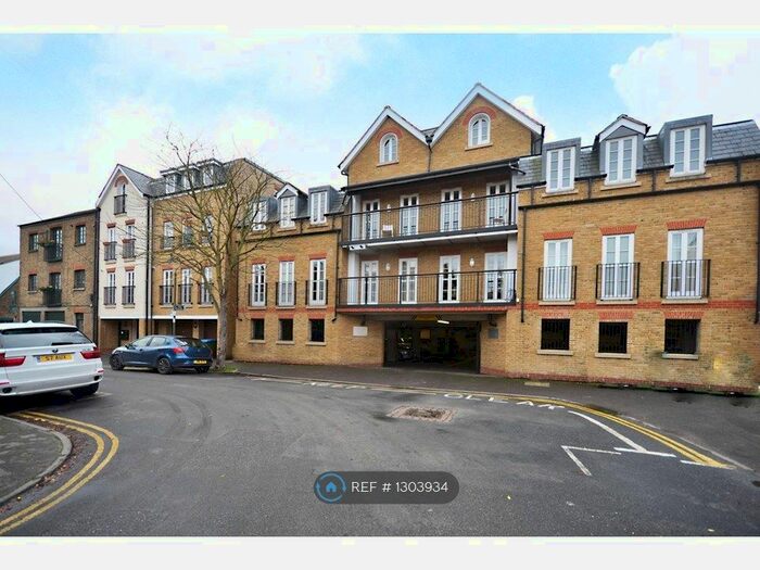 2 Bedroom Flat To Rent In Hampton Court Mews, East Molesey KT8