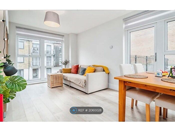 2 Bedroom Flat To Rent In Mead Lane, Hertford, SG13