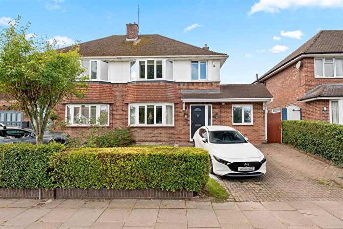 4 Bedroom Semi-Detached House For Sale In Meadway, Dunstable, LU6