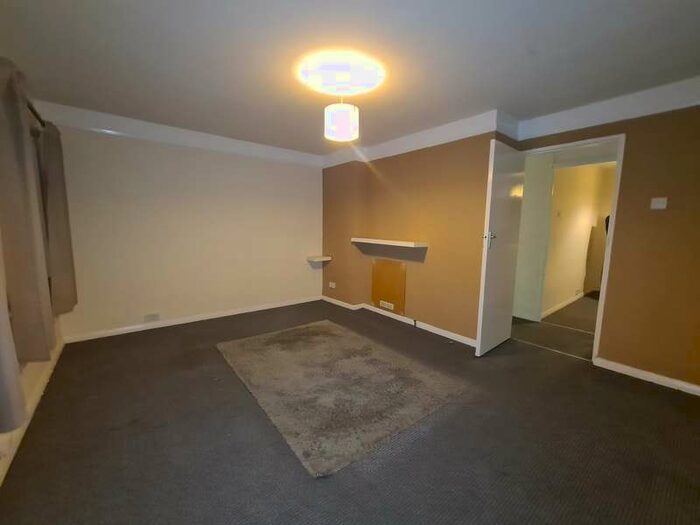 2 Bedroom Flat To Rent In Langley Road, Slough, SL0