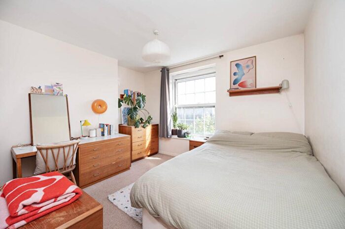 3 Bedroom Flat For Sale In Duncan Road, Broadway Market, London, E8
