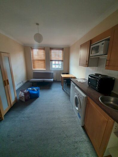 Studio To Rent In Russell Parade, London, NW11
