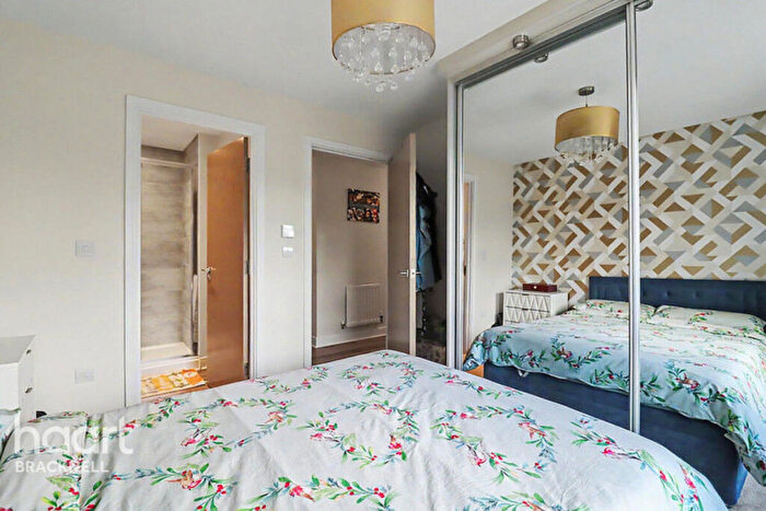 2 Bedroom Apartment For Sale In Webster Close, Bracknell, RG12