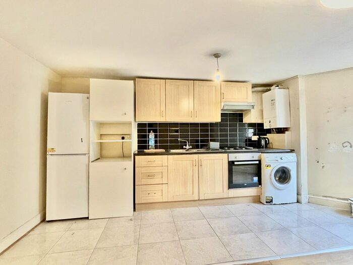 1 Bedroom Flat To Rent In Longley Road, London, SW17