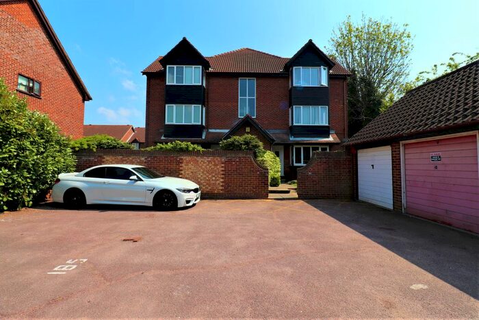 Studio To Rent In Knights Manor Way, Dartford, DA1