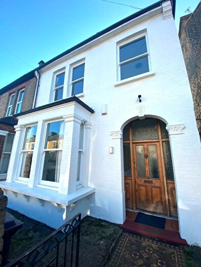 4 Bedroom Semi-Detached House To Rent In Thornhill Road, Leyton, E10