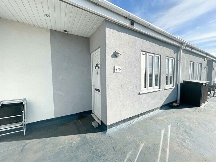 2 Bedroom Flat To Rent In Lampits Hill, Corringham, Stanford-Le-Hope, SS17