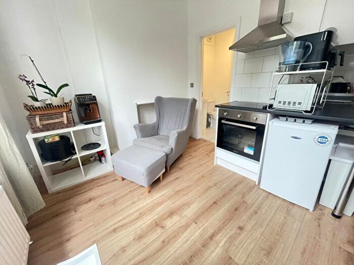 Flat To Rent In Woodberry Grove, London, N4