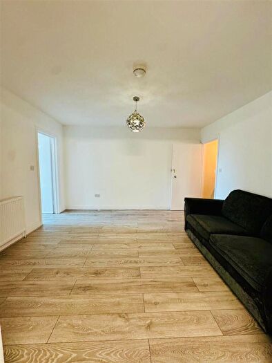 2 Bedroom Flat To Rent In Bedroom Ground Floor Flat, Stow Crescent, Walthamstow, - £ Pcm, E17