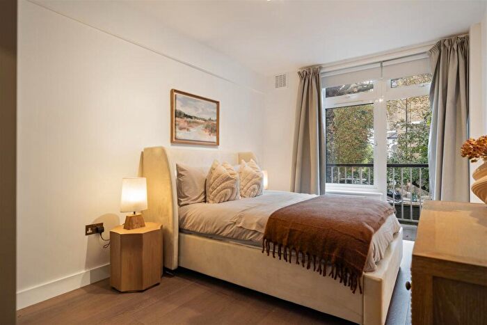 3 Bedroom Apartment For Sale In Lyndhurst Terrace, Hampstead, London, NW3