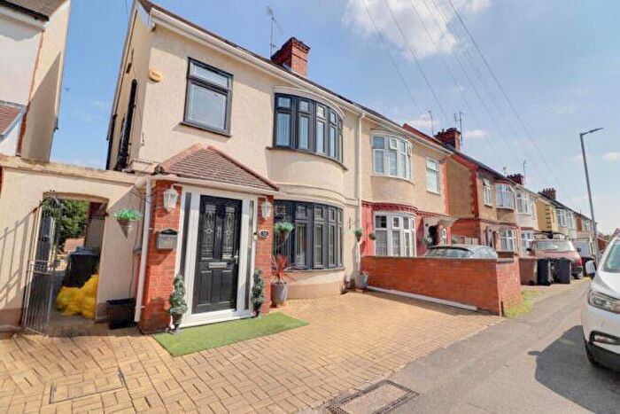 4 Bedroom Semi-Detached House For Sale In Carlton Crescent, New Bedford Road Area, Luton, Bedfordshire, LU3