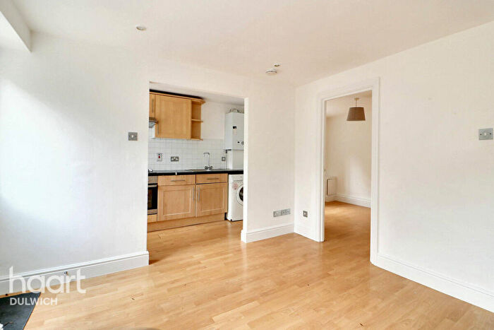 1 Bedroom Apartment For Sale In Underhill Road, East Dulwich, London, SE22