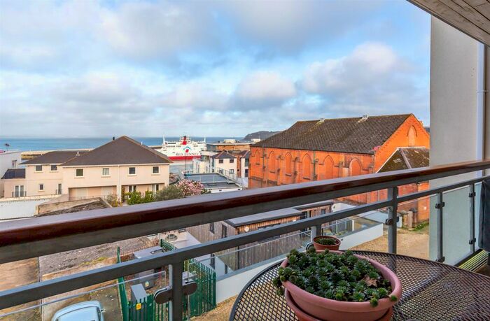 3 Bedroom Flat To Rent In Castle Road, Cowes, PO31