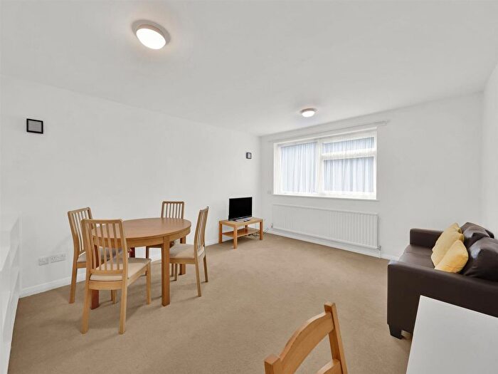 2 Bedroom Flat For Sale In Woodside Grange Road, London, N12