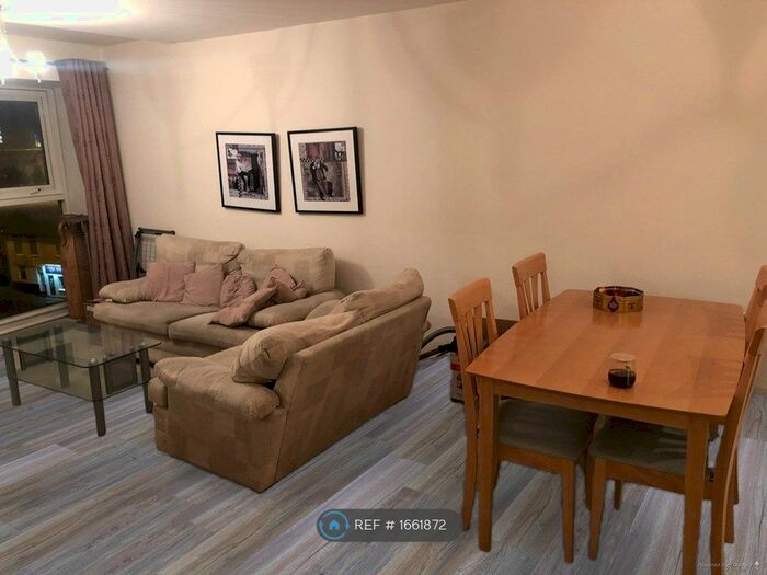 2 Bedroom Flat To Rent In Tower Court, Newcastle-Under-Lyme, ST5