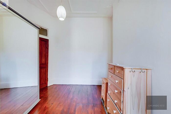 1 Bedroom Apartment For Sale In Thirsk Road, Battersea, SW11