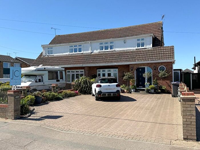 3 Bedroom Chalet For Sale In Princess Margaret Road, Linford, SS17