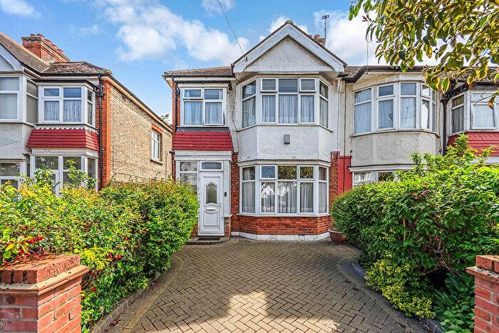 3 Bedroom End Of Terrace House For Sale In Cranston Gardens, Chingford, E4