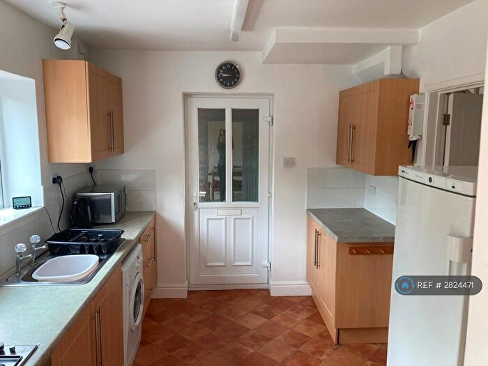4 Bedroom Semi Detached House To Rent In Cedar Way, Guildford, GU1