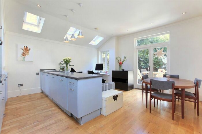 2 Bedroom Flat To Rent In Lynn Road, Clapham South, London, SW12