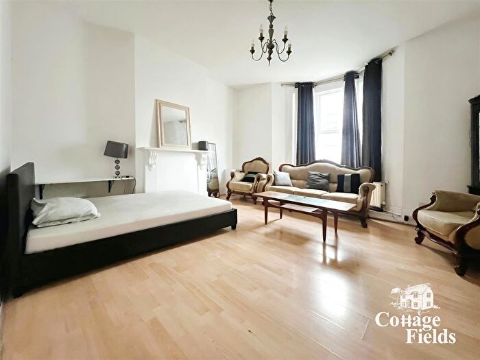 4 Bedroom Flat To Rent In West Green Road, Tottenham, London, N15