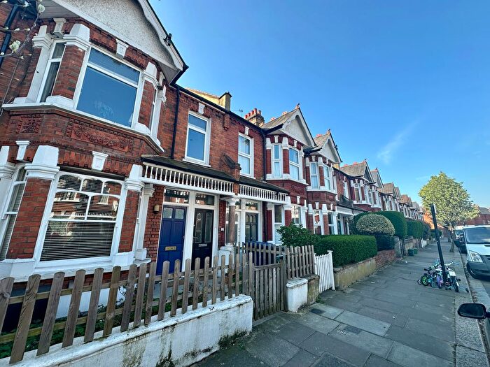 3 Bedroom Flat To Rent In Valetta Road, Acton, W3