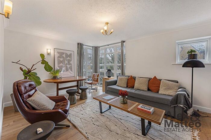 1 Bedroom Flat For Sale In Eleanor Close, Canada Water, SE16