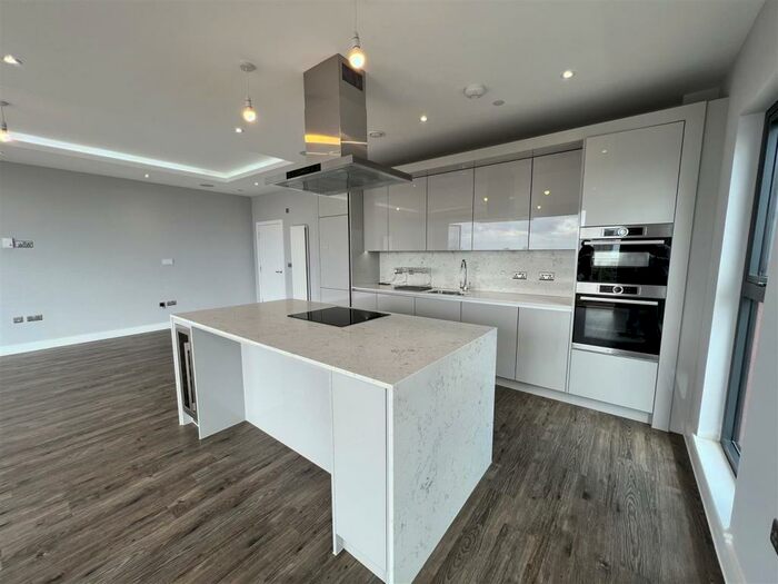 2 Bedroom Penthouse To Rent In Victoria Avenue, Southend-On-Sea, SS2